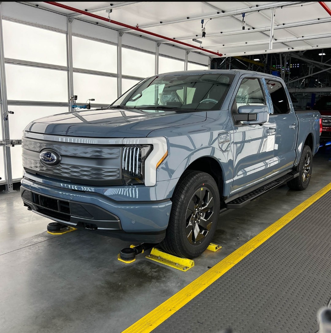 Ford F-150 Lightning 2023 Lightning New Colors: Avalanche Gray and Azure Gray Metallic (*Area 51) Screenshot_20221128-113614_Chrome