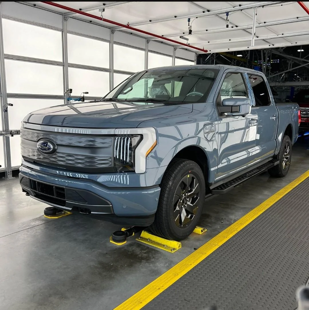 Ford F-150 Lightning 2023 Lightning New Colors: Avalanche Gray and Azure Gray Metallic (*Area 51) Screenshot_20221128-113614_Chrom