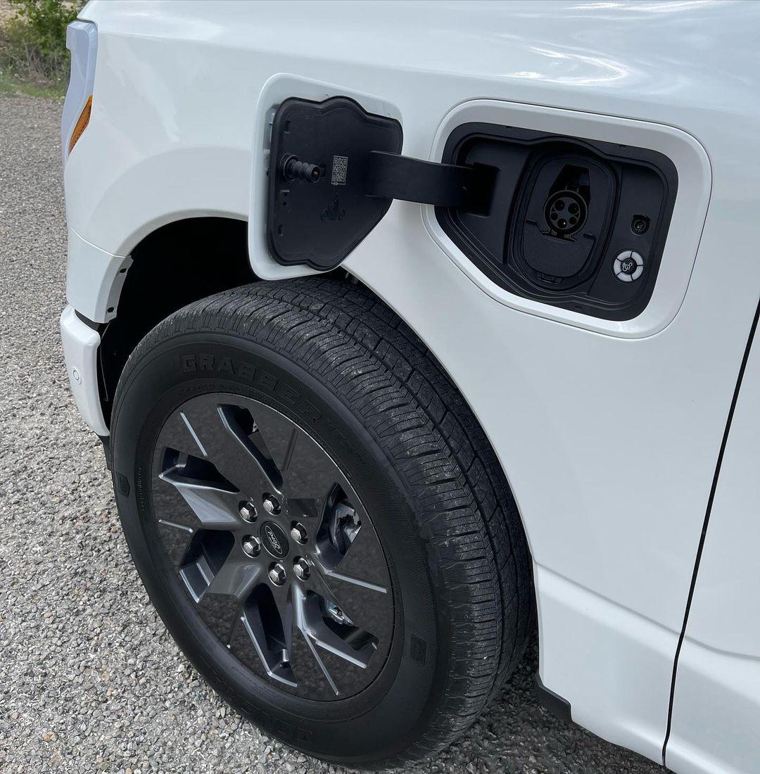 Ford F-150 Lightning Star White F-150 Lightning (+ Two Toned Seats & Apple CarPlay) : First Good Looks Star White F150 Lightning Lariat Pickup EV Exterior and interior5