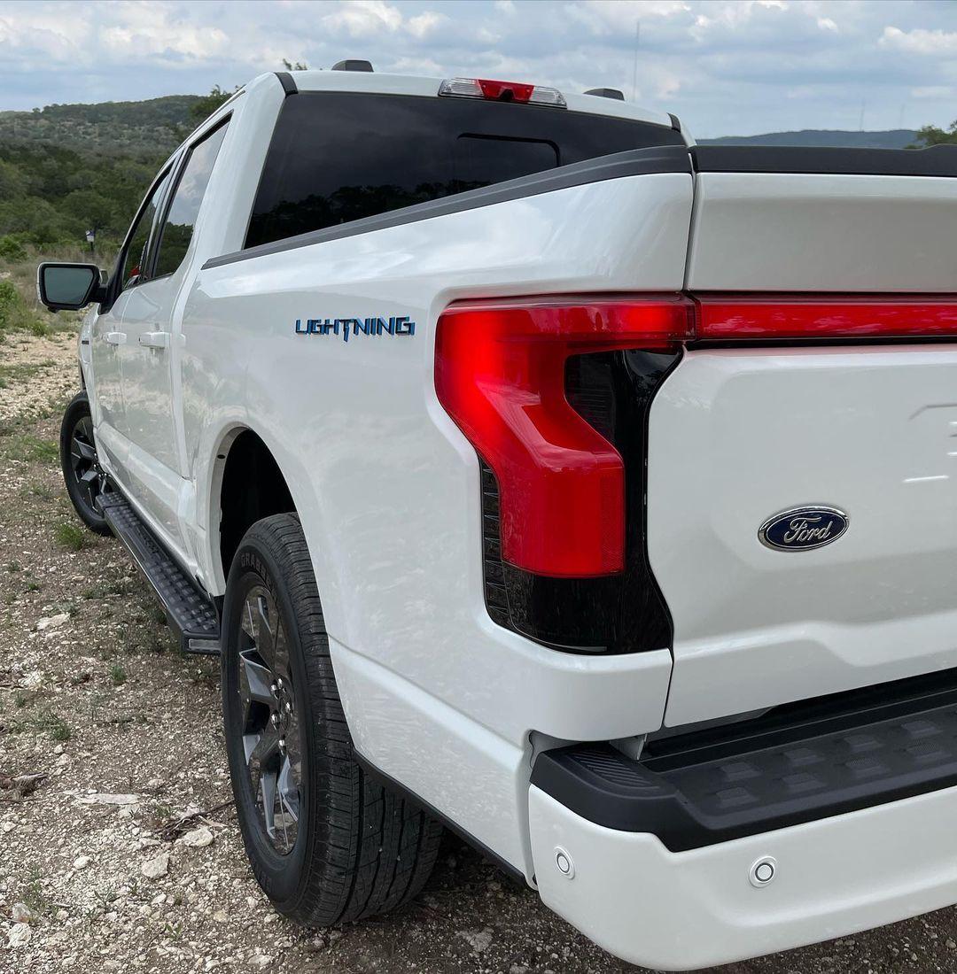 Ford F-150 Lightning Star White F-150 Lightning (+ Two Toned Seats & Apple CarPlay) : First Good Looks Star White F150 Lightning Lariat Pickup EV Exterior and interior6