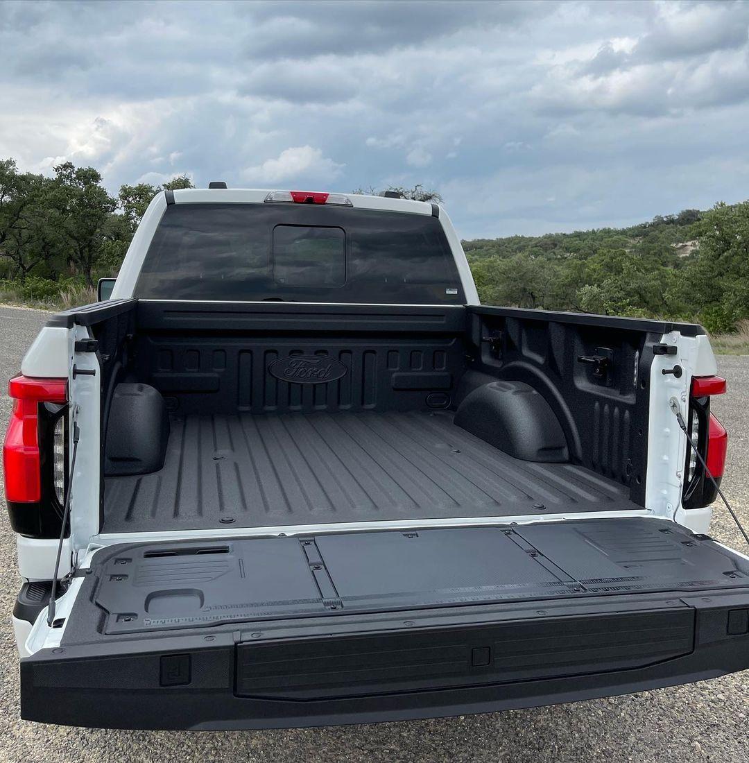 Ford F-150 Lightning Star White F-150 Lightning (+ Two Toned Seats & Apple CarPlay) : First Good Looks Star White F150 Lightning Lariat Pickup EV Exterior and interior7