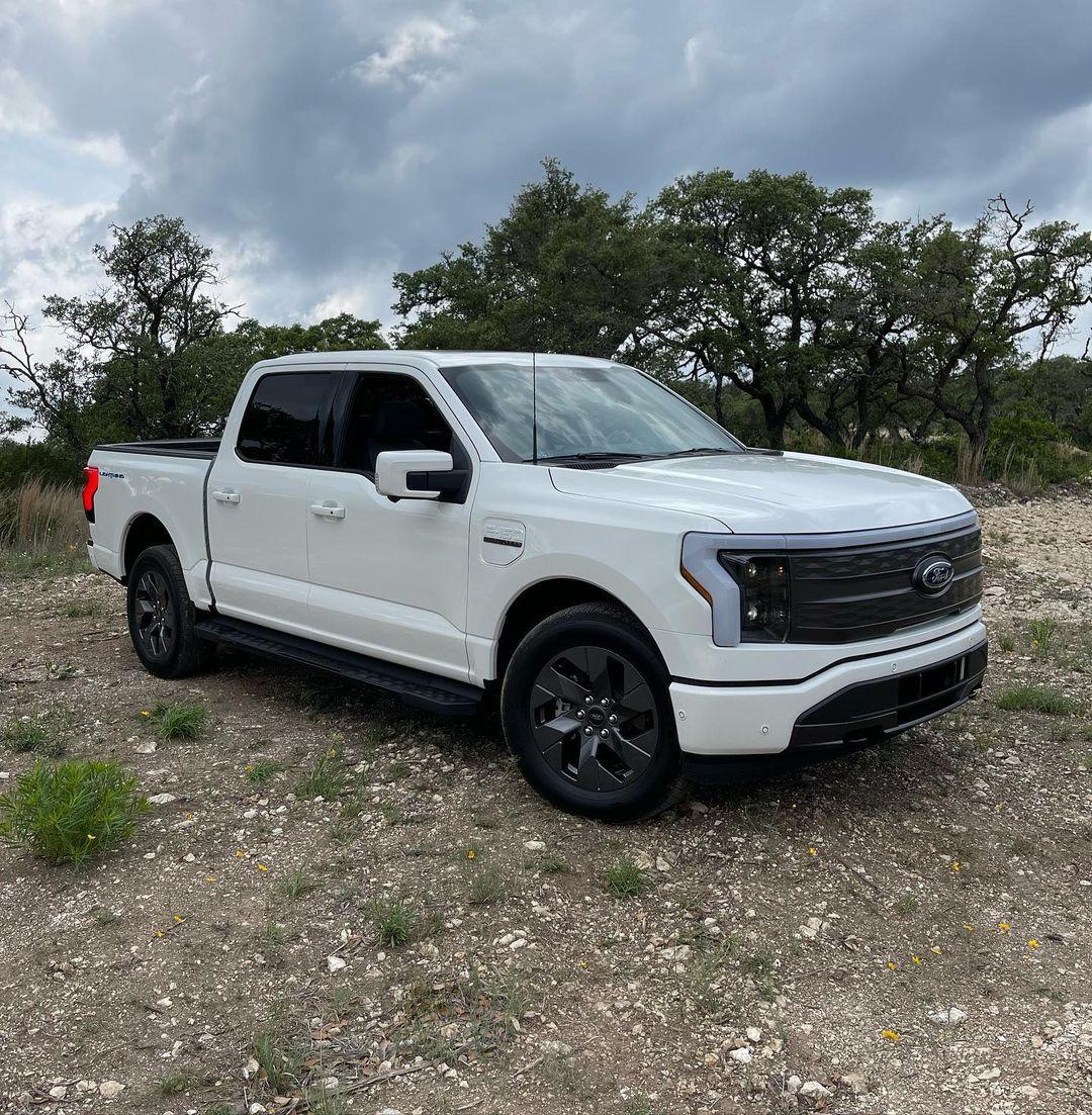 Ford F-150 Lightning Star White F-150 Lightning (+ Two Toned Seats & Apple CarPlay) : First Good Looks Star White F150 Lightning Lariat Pickup EV Exterior and interior9