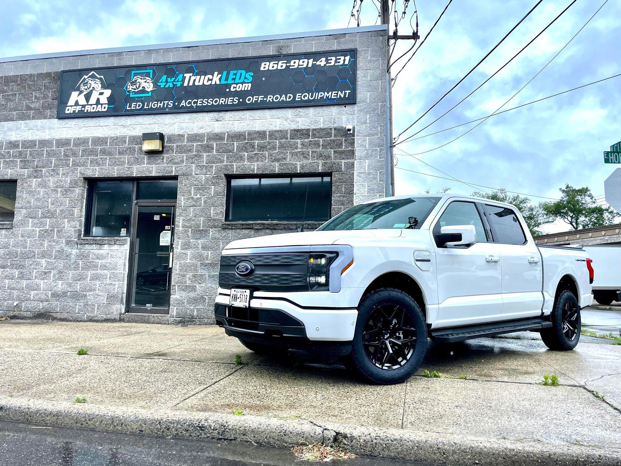 Ford F-150 Lightning STAR WHITE F-150 Lightning Photos & Club Wheels2