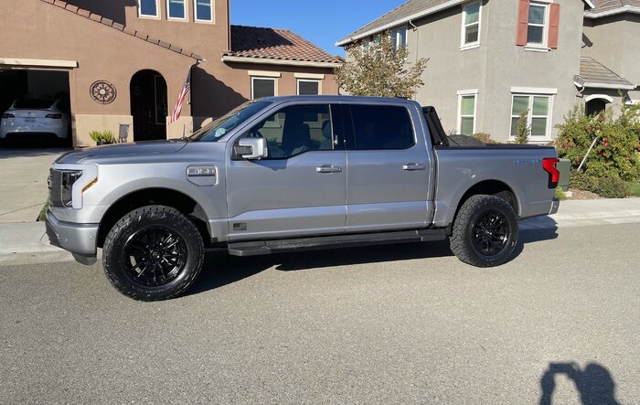 ReadyLift 2" level, Fuel Rebel 20x9 (et +1), and Nitto Recon Grappler 295/60r20