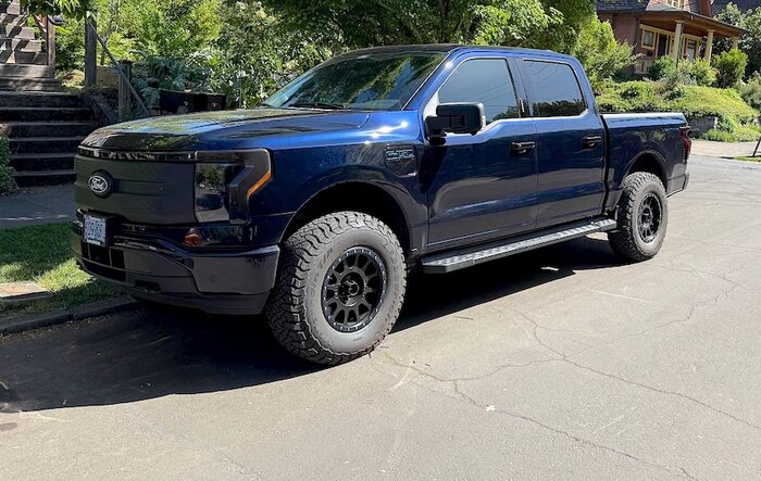 2025 Flash 3” rough country level kit, BFG 285/75-18, Method 305 wheels with blue bead bolts