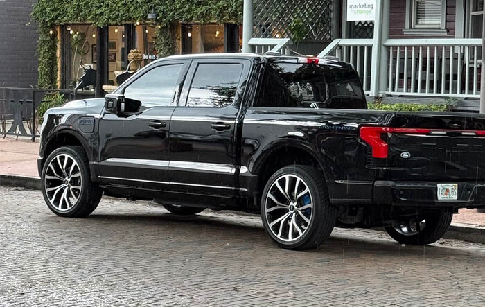 Leveled: Rough Country 3/4 Front Leveling + 24” wheels on 40s