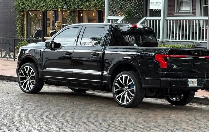 Leveled: Rough Country 3/4 Front Leveling + 24” wheels on 40s